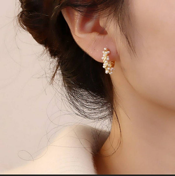 Twisted Pearl Hoop Earrings，Minimalist Earrings，Gold Earrings，Wedding Earrings，Simple Earrings , Gift for Her，Bridesmaid Gift，